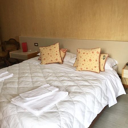 Hotel Socrate Lavena Ponte Tresa Bagian luar foto