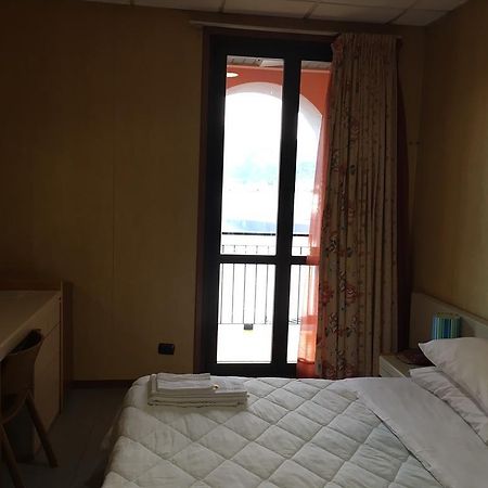 Hotel Socrate Lavena Ponte Tresa Bagian luar foto
