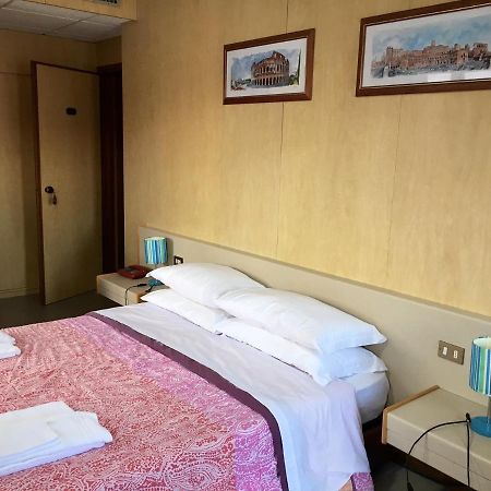 Hotel Socrate Lavena Ponte Tresa Bagian luar foto