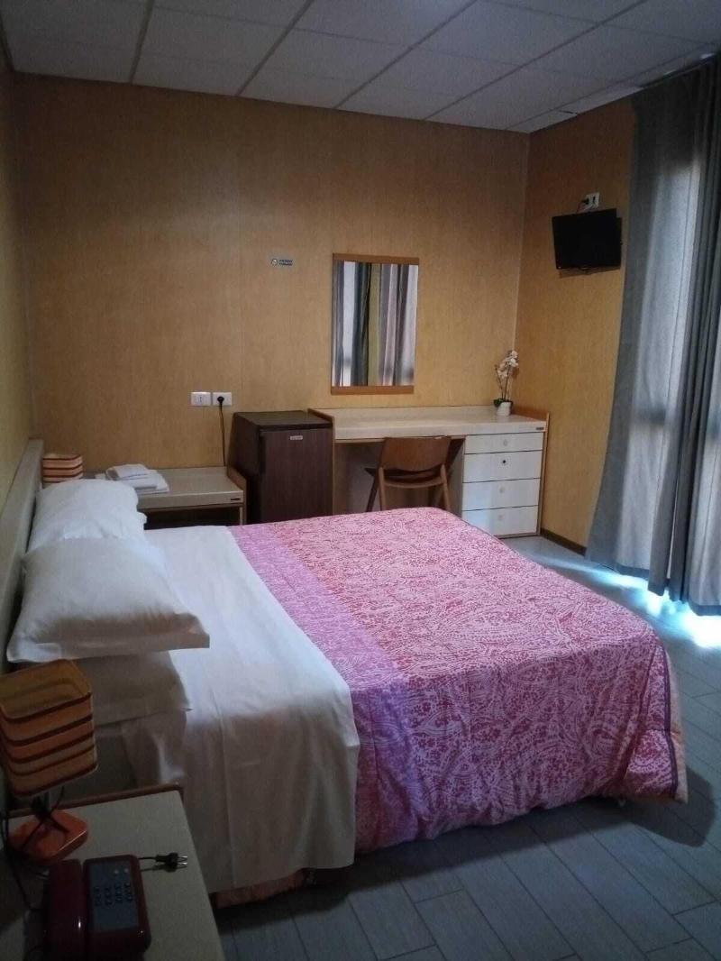 Hotel Socrate Lavena Ponte Tresa Bagian luar foto