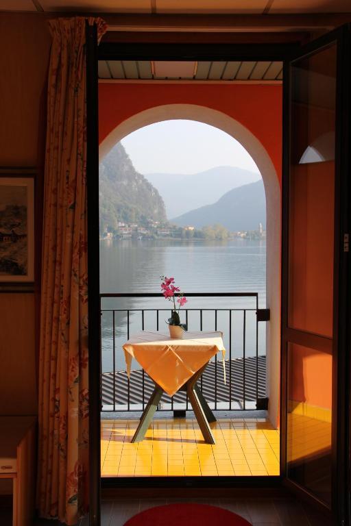 Hotel Socrate Lavena Ponte Tresa Bagian luar foto