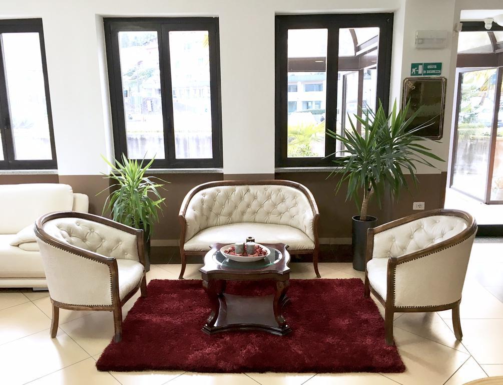 Hotel Socrate Lavena Ponte Tresa Bagian luar foto