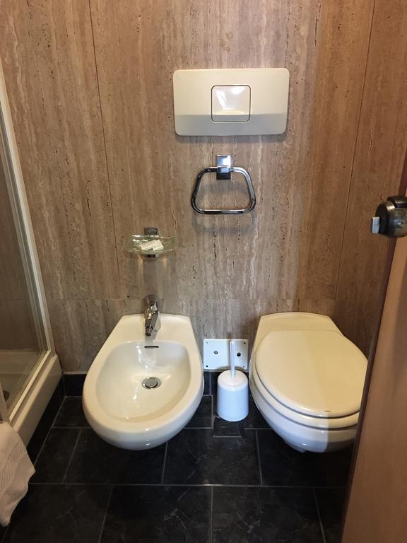 Hotel Socrate Lavena Ponte Tresa Bagian luar foto