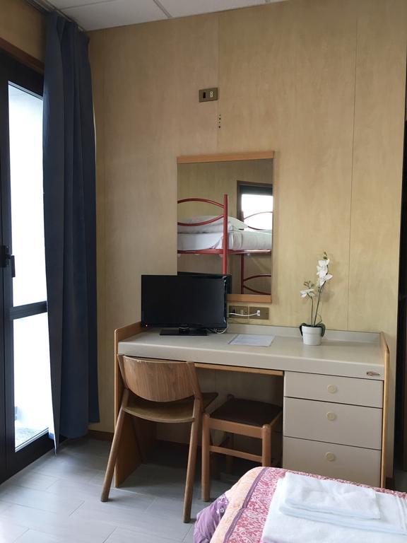 Hotel Socrate Lavena Ponte Tresa Bagian luar foto