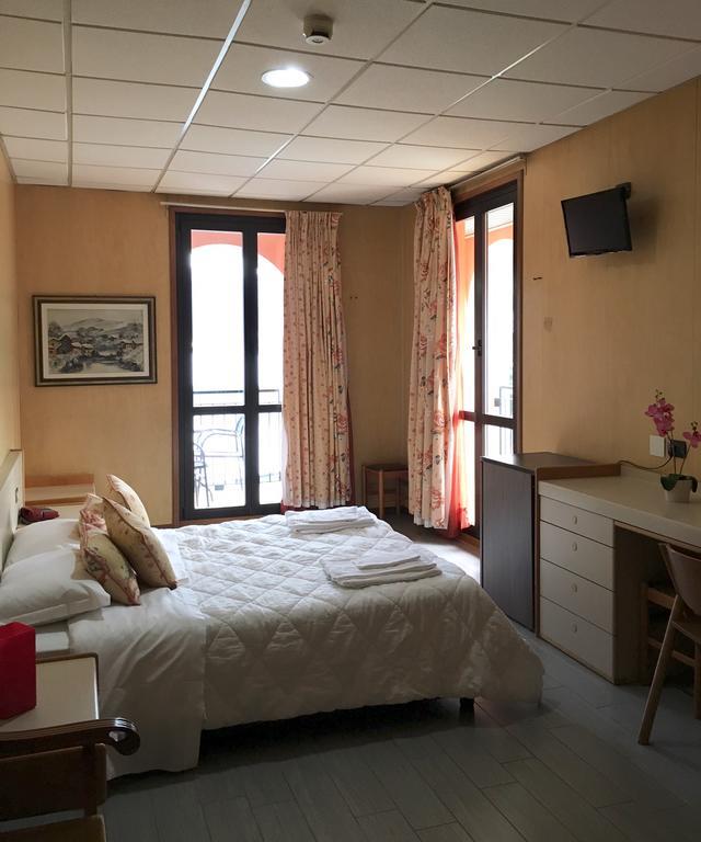 Hotel Socrate Lavena Ponte Tresa Bagian luar foto