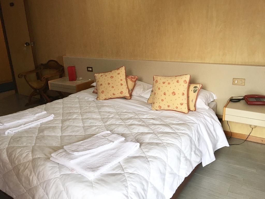 Hotel Socrate Lavena Ponte Tresa Bagian luar foto