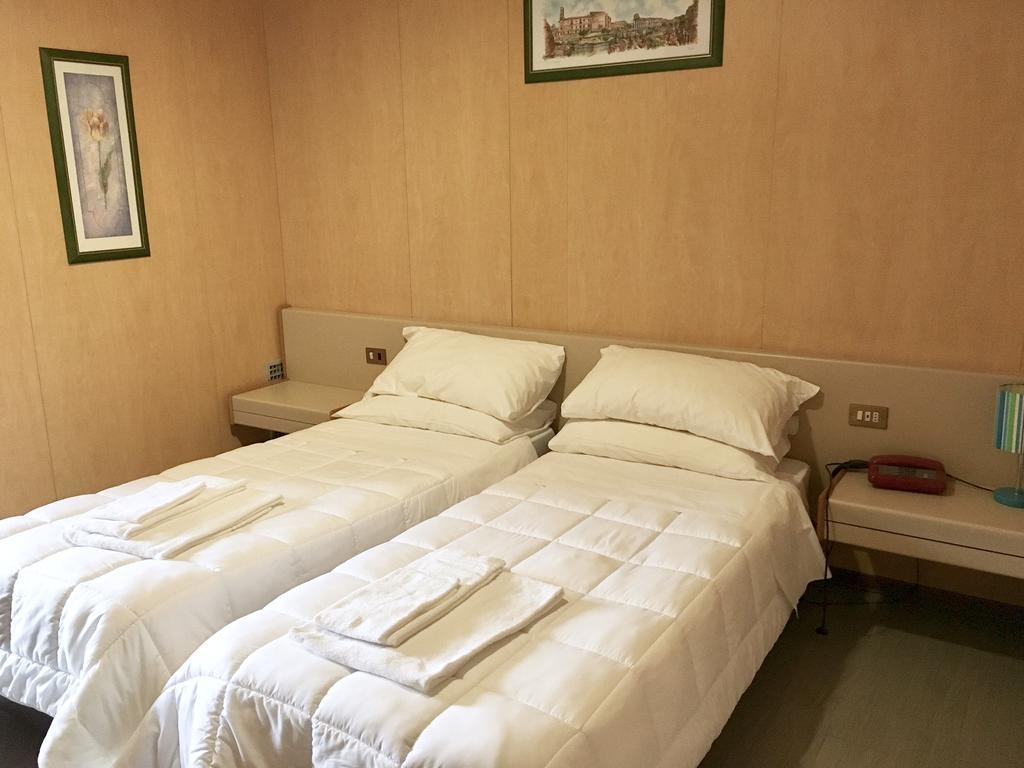 Hotel Socrate Lavena Ponte Tresa Bagian luar foto