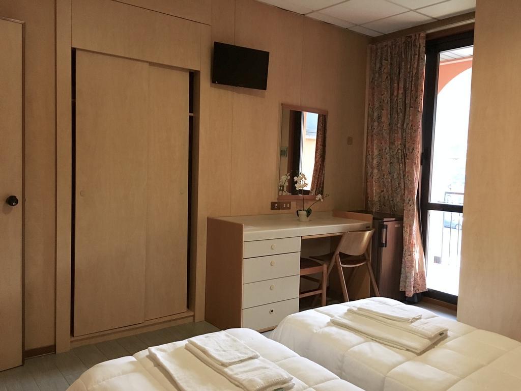 Hotel Socrate Lavena Ponte Tresa Bagian luar foto