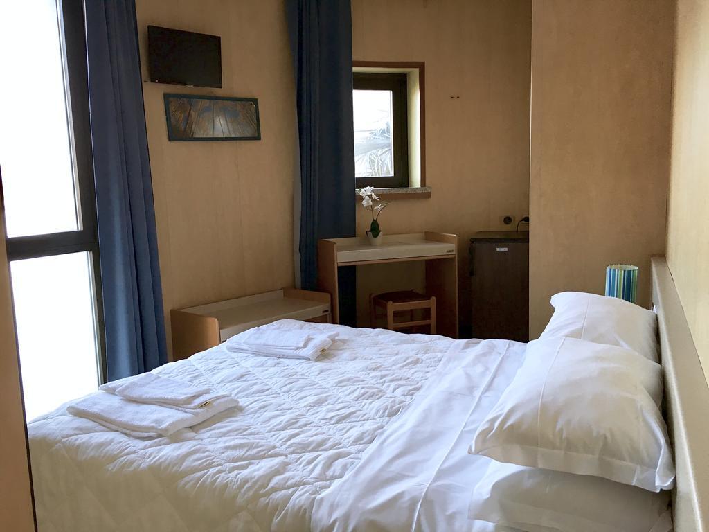 Hotel Socrate Lavena Ponte Tresa Bagian luar foto
