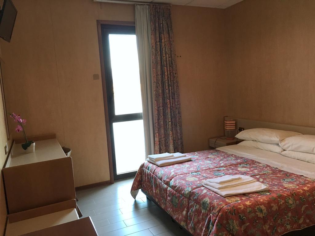 Hotel Socrate Lavena Ponte Tresa Bagian luar foto