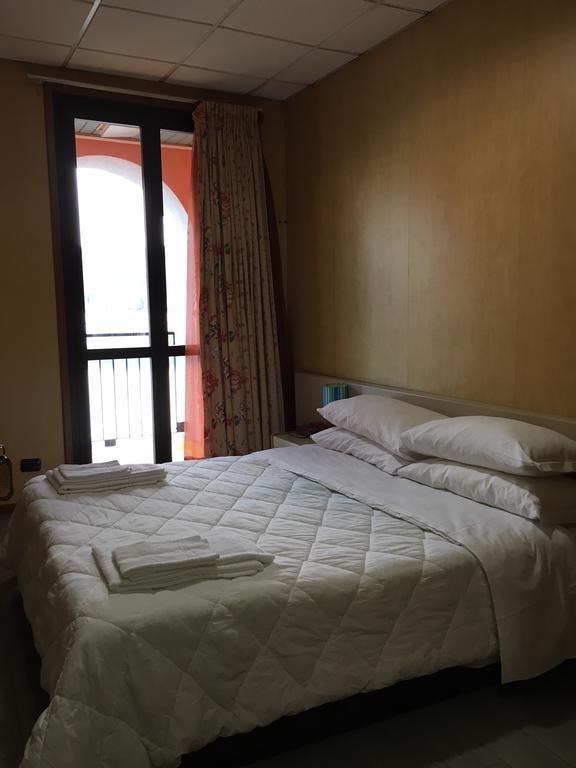 Hotel Socrate Lavena Ponte Tresa Bagian luar foto