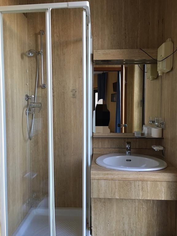 Hotel Socrate Lavena Ponte Tresa Bagian luar foto