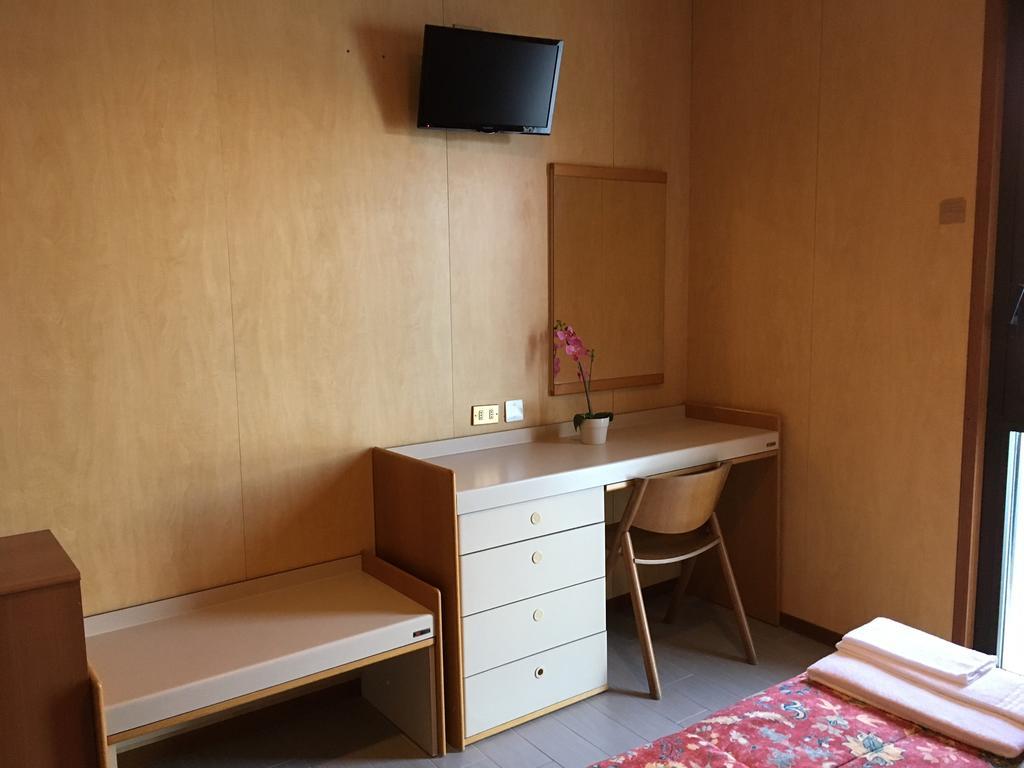 Hotel Socrate Lavena Ponte Tresa Bagian luar foto