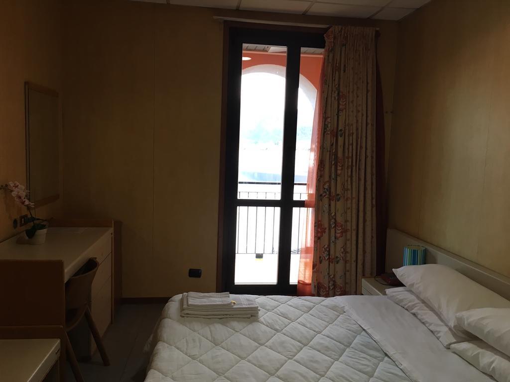 Hotel Socrate Lavena Ponte Tresa Bagian luar foto