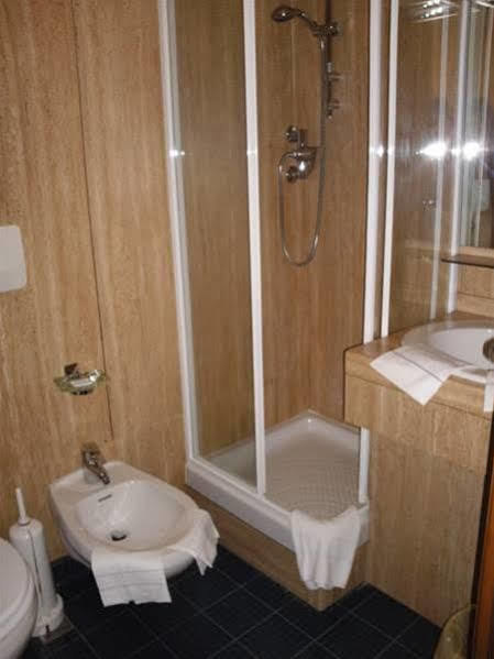 Hotel Socrate Lavena Ponte Tresa Bagian luar foto