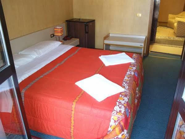 Hotel Socrate Lavena Ponte Tresa Bagian luar foto
