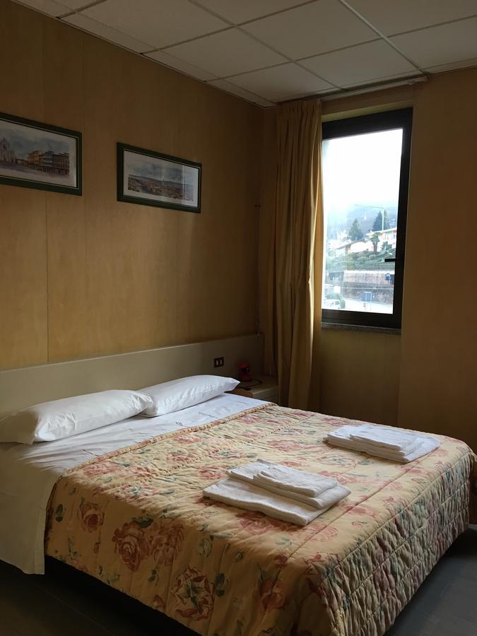 Hotel Socrate Lavena Ponte Tresa Bagian luar foto